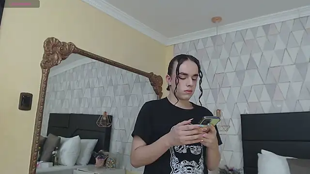 Snapshot of JustinePerry chatting on 10.03.25 JustinePerry online show from 10.03.25