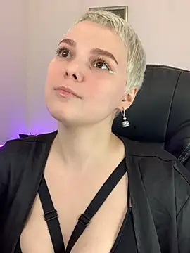 LikaBerry1 online show from 12.17.24