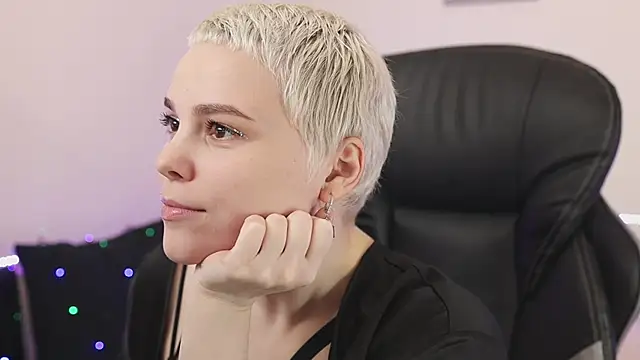 LikaBerry1 online show from 12.18.24