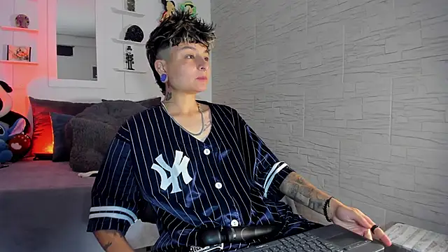 Snapshot of ZuryRamirez_ chatting on 10.22.25 ZuryRamirez online show from 10.22.25