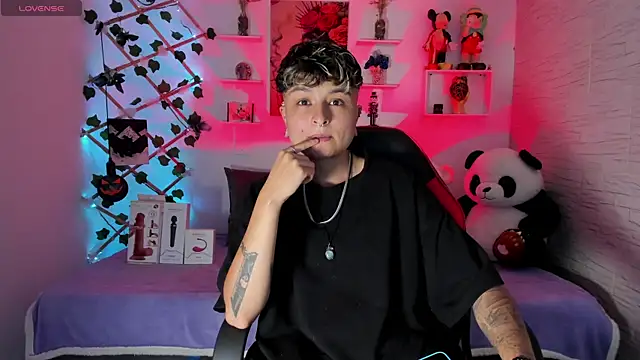 Snapshot of ZuryRamirez_ chatting on 11.06.25 ZuryRamirez online show from 11.06.25