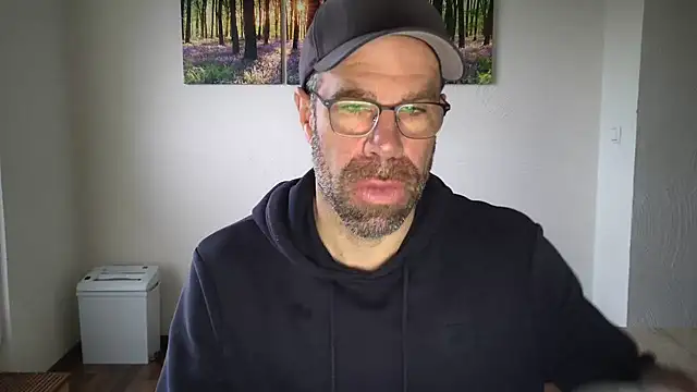 Snapshot of Harry_Boldt chatting on 10.09.25 Harry Boldt online show from 10.09.25