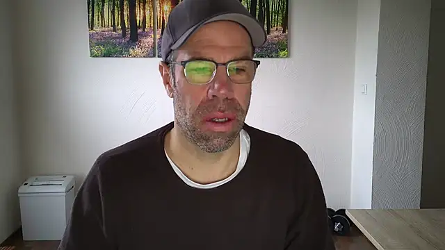 Snapshot of Harry_Boldt chatting on 10.14.25 Harry Boldt online show from 10.14.25