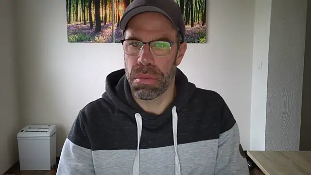 Snapshot of Harry_Boldt chatting on 10.20.25 Harry Boldt online show from 10.20.25