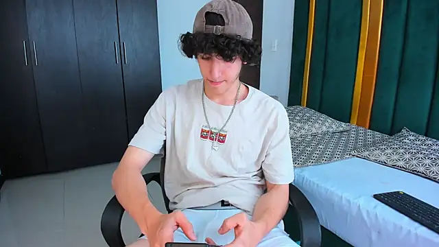 Snapshot of Kerverr_ chatting on 09.11.25 Kerverr  online show from 09.11.25