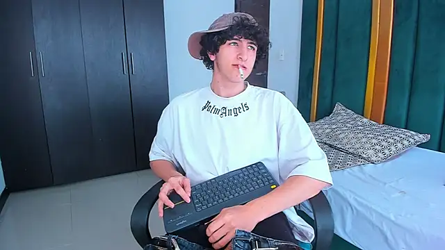 Snapshot of Kerverr_ chatting on 09.14.25 Kerverr  online show from 09.14.25