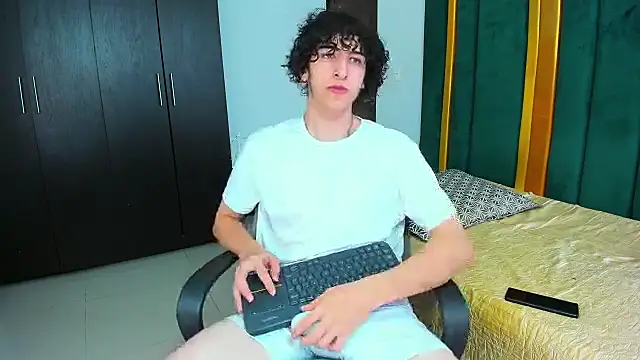 Snapshot of Kerverr_ chatting on 10.04.25 Kerverr  online show from 10.04.25