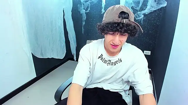 Snapshot of Kerverr_ chatting on 10.11.25 Kerverr  online show from 10.11.25