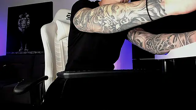 Snapshot of uptomatty chatting on 10.30.25 uptomatty online show from 10.30.25