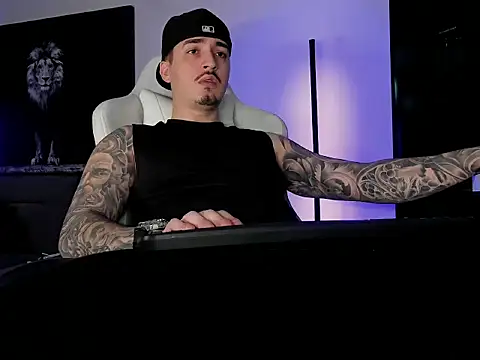 Snapshot of uptomatty chatting on 11.03.25 uptomatty online show from 11.03.25