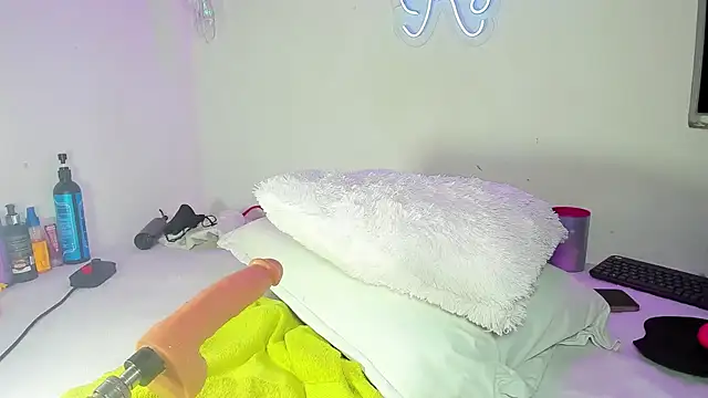 Snapshot of kyliestteel chatting on 12.15.24 kyliestteel online show from 12.15.24