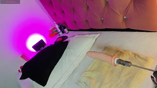 Snapshot of kyliestteel chatting on 10.25.25 kyliestteel online show from 10.25.25