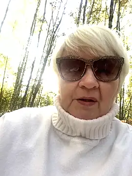 Laura Millf online show from 10.09.25