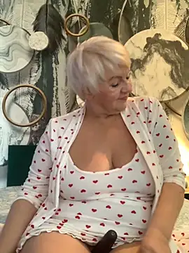 Laura Millf online show from 10.28.25