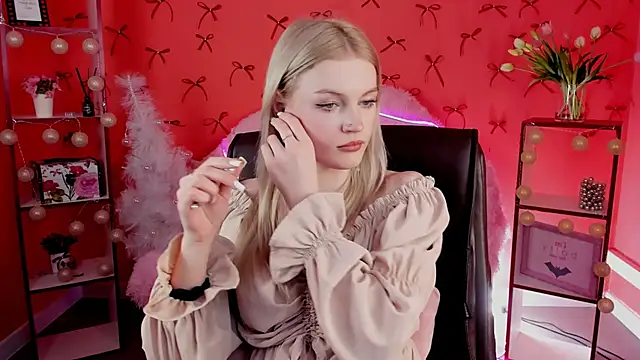 Snapshot of GraceGlamour chatting on 12.15.24 GraceGlamour online show from 12.15.24