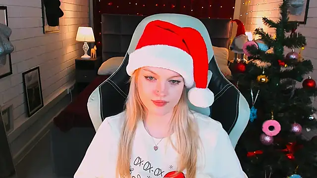 Snapshot of GraceGlamour chatting on 12.17.24 GraceGlamour online show from 12.17.24