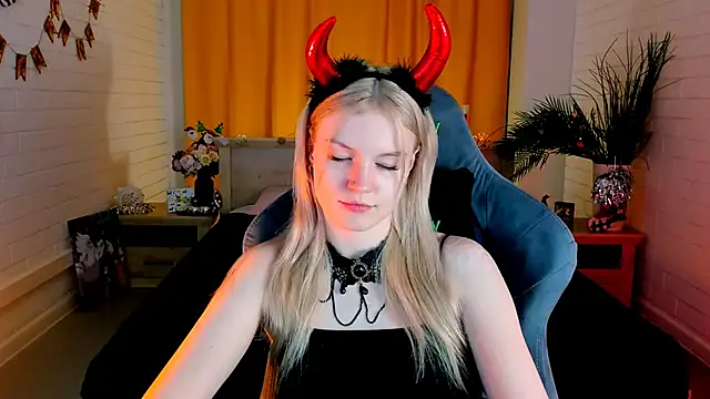 Snapshot of GraceGlamour chatting on 12.18.24 GraceGlamour online show from 12.18.24
