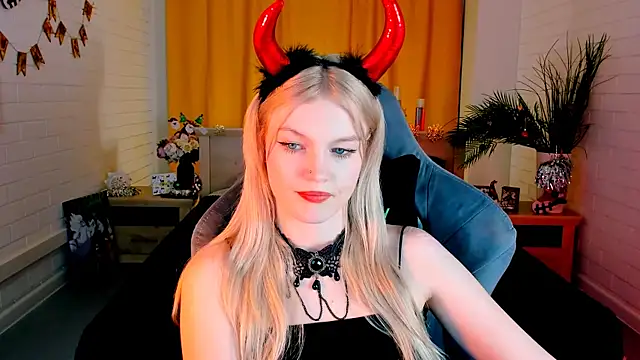 Snapshot of GraceGlamour chatting on 12.18.24 GraceGlamour online show from 12.18.24