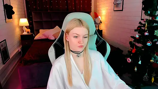 Snapshot of GraceGlamour chatting on 12.26.24 GraceGlamour online show from 12.26.24