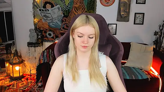 Snapshot of GraceGlamour chatting on 12.27.24 GraceGlamour online show from 12.27.24