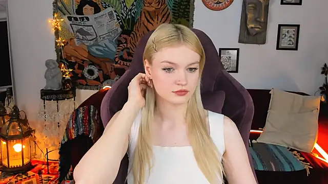 Snapshot of GraceGlamour chatting on 12.27.24 GraceGlamour online show from 12.27.24