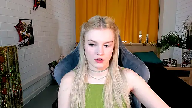 Snapshot of GraceGlamour chatting on 12.28.24 GraceGlamour online show from 12.28.24