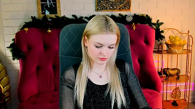 Snapshot of GraceGlamour chatting on 12.30.24 GraceGlamour online show from 12.30.24