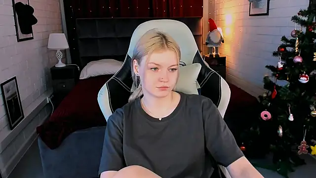 Snapshot of GraceGlamour chatting on 01.05.25 GraceGlamour online show from 01.05.25