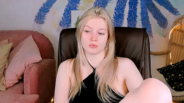 Snapshot of GraceGlamour chatting on 01.28.25 GraceGlamour online show from 01.28.25