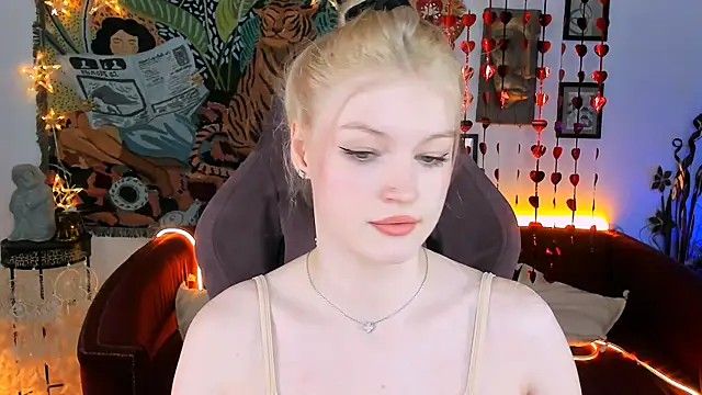 Snapshot of GraceGlamour chatting on 02.15.25 GraceGlamour online show from 02.15.25