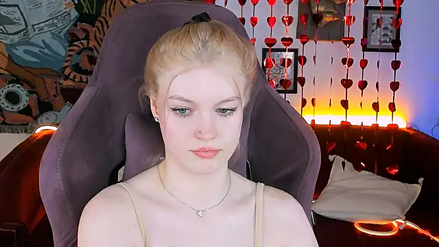 Snapshot of GraceGlamour chatting on 02.15.25 GraceGlamour online show from 02.15.25
