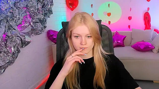 Snapshot of GraceGlamour chatting on 02.22.25 GraceGlamour online show from 02.22.25