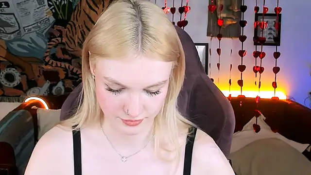 Snapshot of GraceGlamour chatting on 02.28.25 GraceGlamour online show from 02.28.25