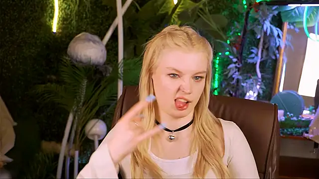 Snapshot of GraceGlamour chatting on 03.17.25 GraceGlamour online show from 03.17.25