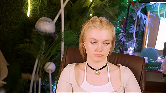 Snapshot of GraceGlamour chatting on 03.18.25 GraceGlamour online show from 03.18.25