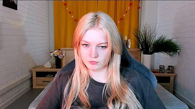 Snapshot of GraceGlamour chatting on 03.21.25 GraceGlamour online show from 03.21.25
