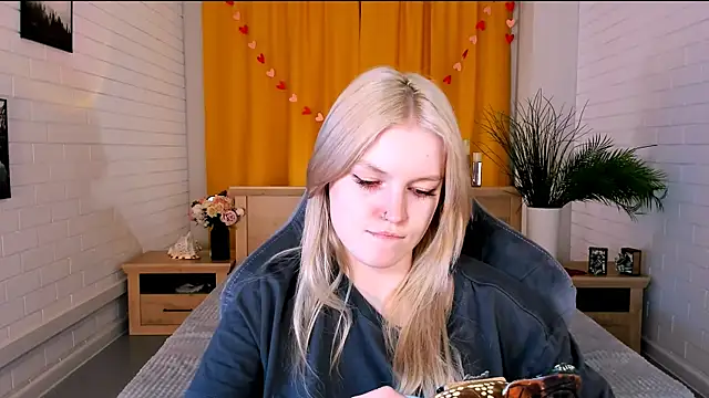 Snapshot of GraceGlamour chatting on 03.21.25 GraceGlamour online show from 03.21.25