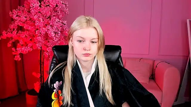 Snapshot of GraceGlamour chatting on 03.22.25 GraceGlamour online show from 03.22.25
