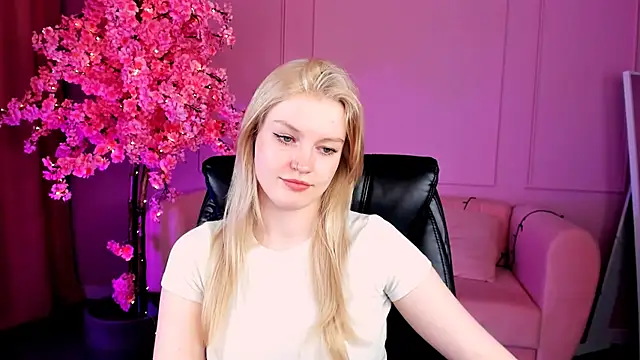 Snapshot of GraceGlamour chatting on 03.22.25 GraceGlamour online show from 03.22.25