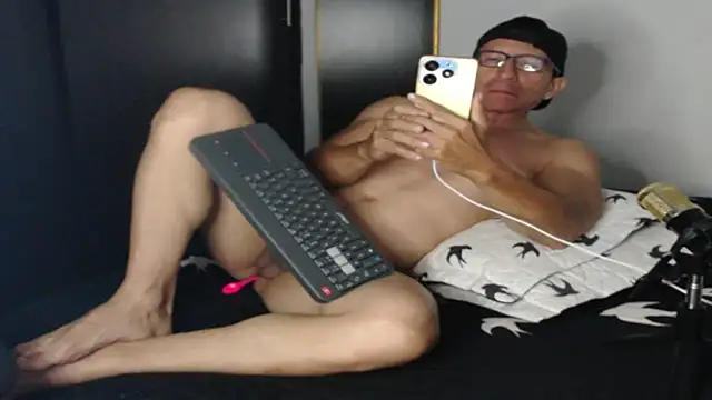 Snapshot of KALE_19 chatting on 02.14.25 KALE 19 online show from 02.14.25