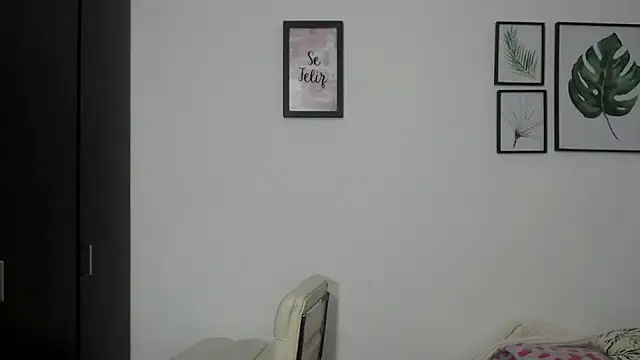 Snapshot of viki_mom chatting on 12.04.24 viki mom online show from 12.04.24