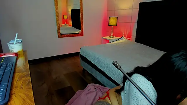 Snapshot of Christine_Laam chatting on 10.13.25 Christine Laam online show from 10.13.25