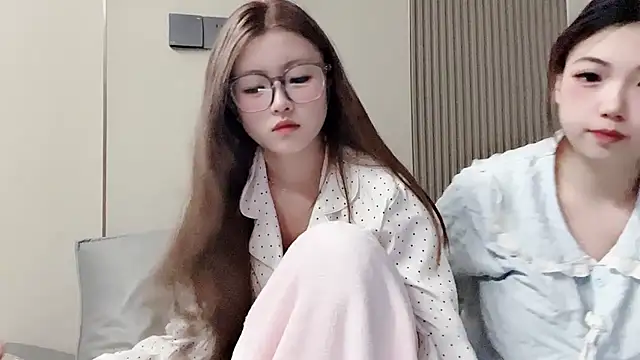 Snapshot of MM_YY_SS chatting on 10.23.25 MM YY SS online show from 10.23.25