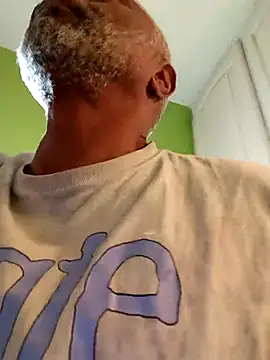 Snapshot of yasohw chatting on 11.21.25 yasohw online show from 11.21.25