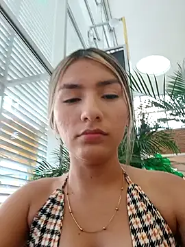 GIRL DONCELLA online show from 12.03.24