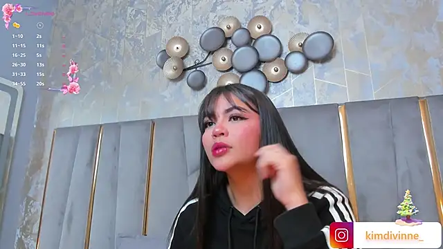 Snapshot of KimDevinne chatting on 01.04.25 KimDevinne online show from 01.04.25