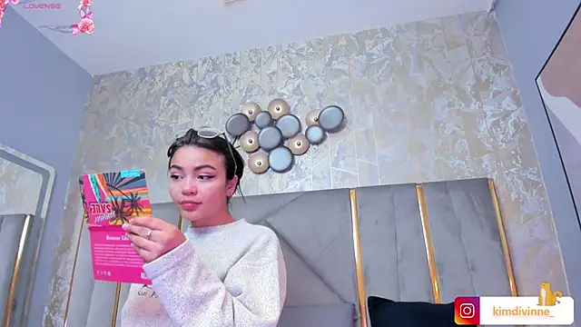 Snapshot of KimDevinne chatting on 02.19.25 KimDevinne online show from 02.19.25