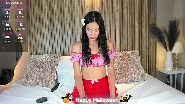 Snapshot of AnahinClar chatting on 10.28.25 AnahinClar online show from 10.28.25