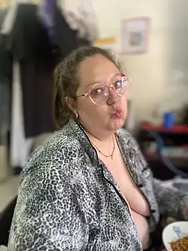 Snapshot of Chloee_ep chatting on 12.08.24 Chloee ep online show from 12.08.24