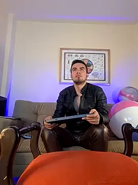 Snapshot of bradley_colt chatting on 02.11.25 bradley colt online show from 02.11.25